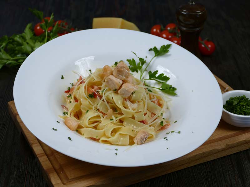 Феттуччине с лососем